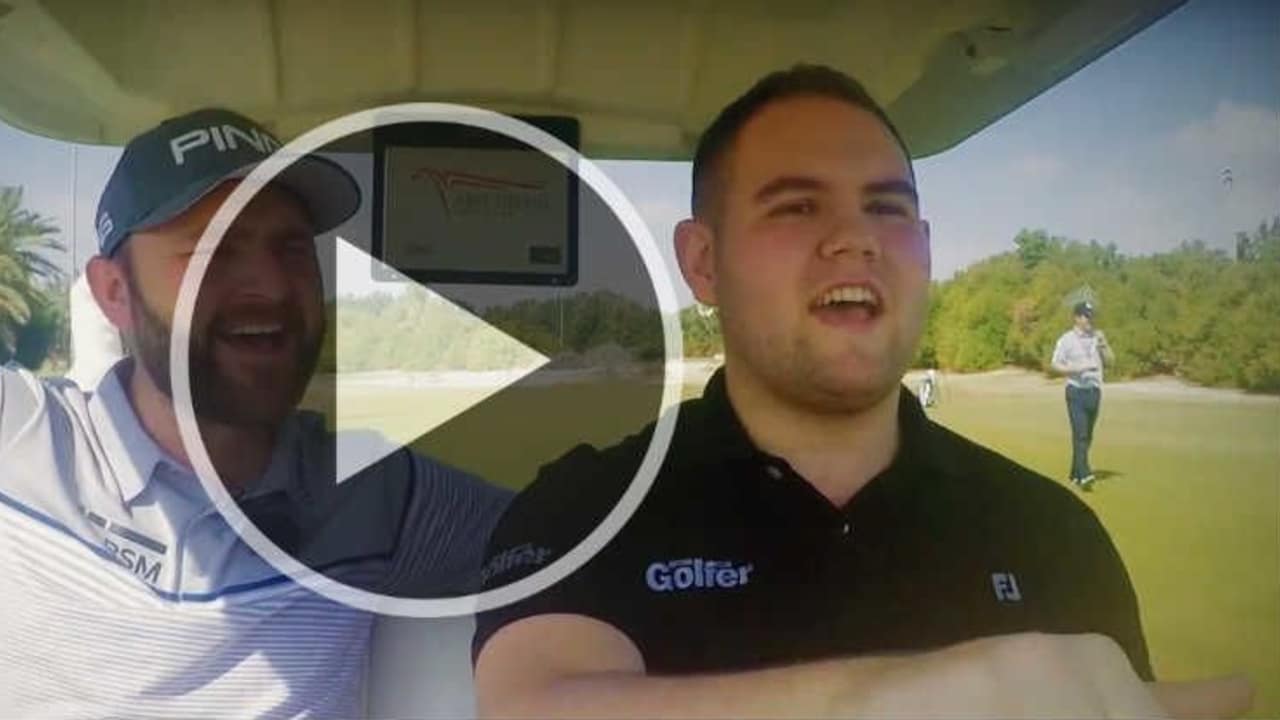 Andy Sullivan ist Fahrgast beim ersten Cartpool Karaoke. (Screenshot: Youtube/National Club Golfer)