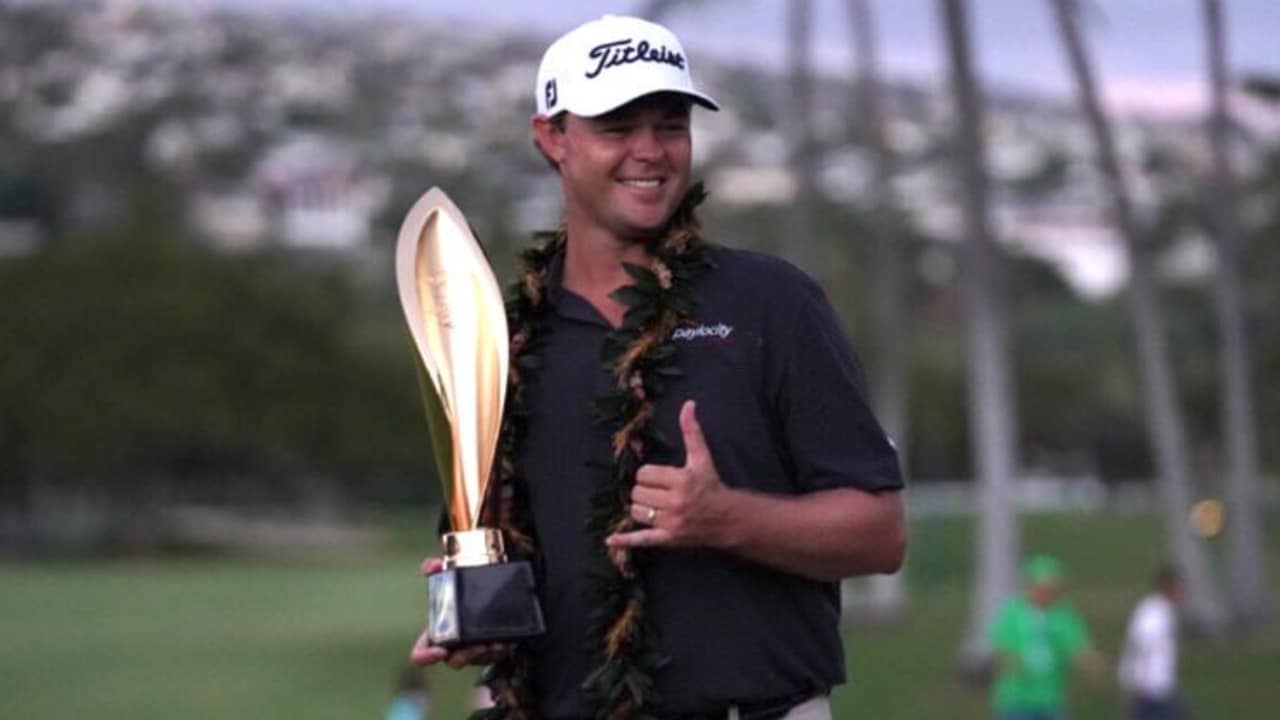 Ganz lässig: Patton Kizzire feiert seinen Sieg bei der Sony Open auf Hawaii. (Foto: twitter.com/PGATOUR)