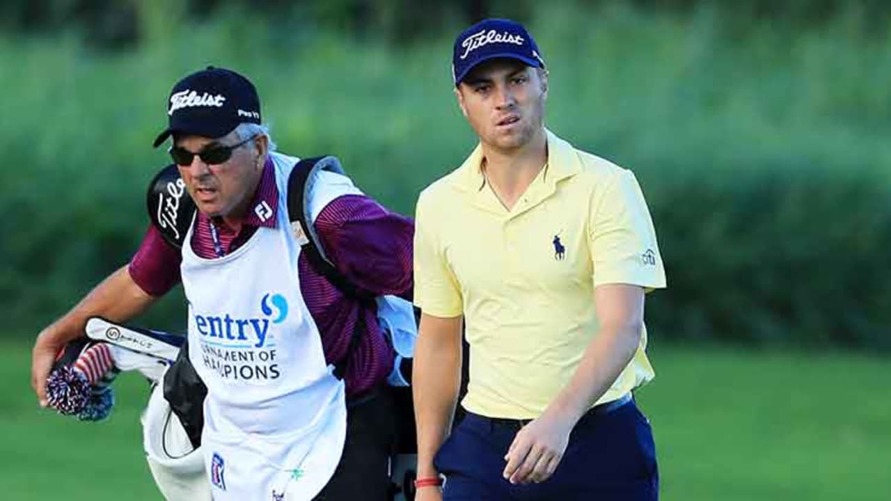 Beim Tournament of Champions musste sein Vater noch aushelfen. Diese Woche hat Justin Thomas prominente Verstärkung am Bag. (Foto: Getty)
