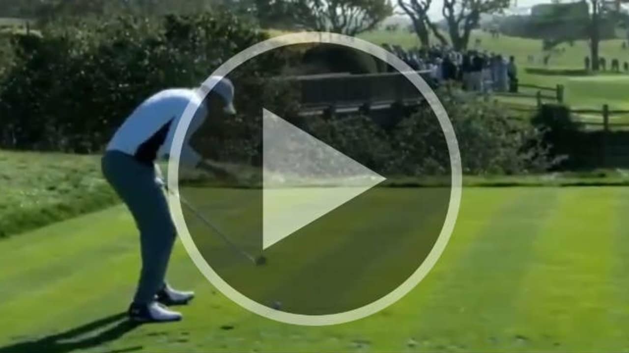 Jordan Spieth duckt sich beim AT&T Pebble Beach Pro-Am 2018 aus der Gefahrenzone. (Screenshot: twitter.com/@PGATOUR)