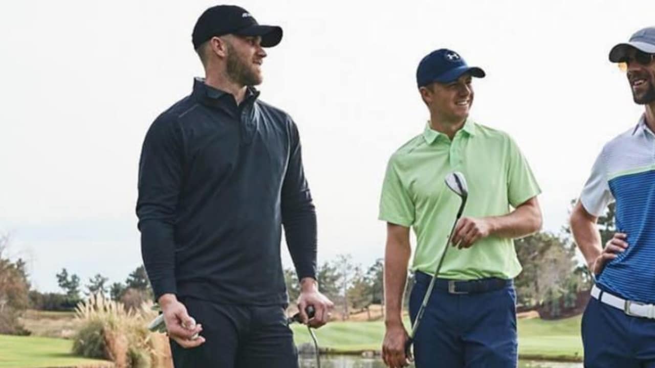 Jordan Spieth hat bei der Vorstellung des Spieth 2 von Under Armour sichtlich Spaß mit Bryce Harper (links) und Michael Phelps (rechts). (Foto: Twitter.com/UAGolf)