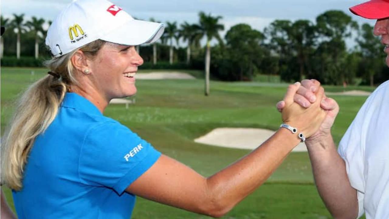 Suzann Pettersen reicht Donald Trump die Hand. (Foto: Getty)