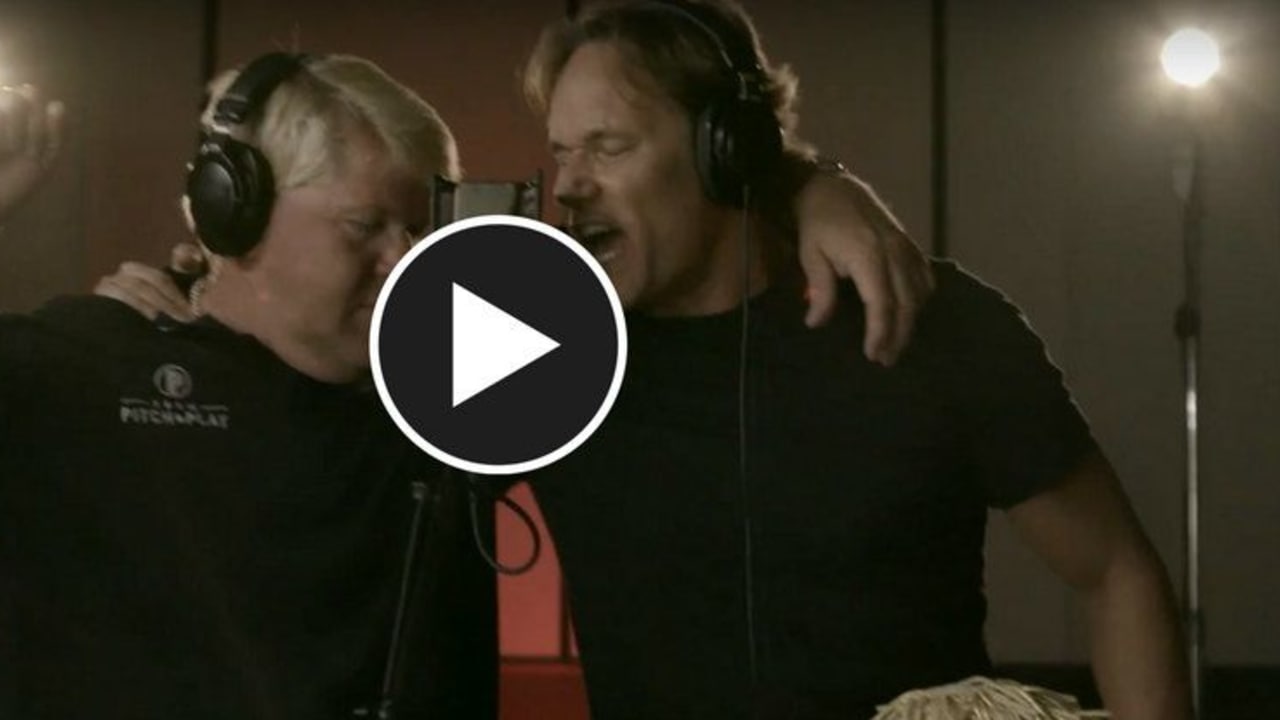 John Daly und Keith Jacob rocken gemeinsam beim Song 18 Holes & A 12-Pack ab. (Foto: Youtube/Keith Jacob)