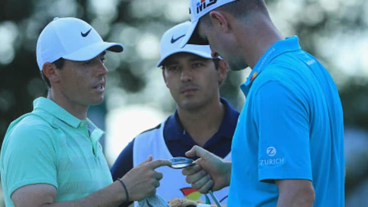 Rory McIlroy (links) diskutiert mit Justin Rose (rechts) über die Neuheiten von TaylorMade. (Foto: Getty Images)