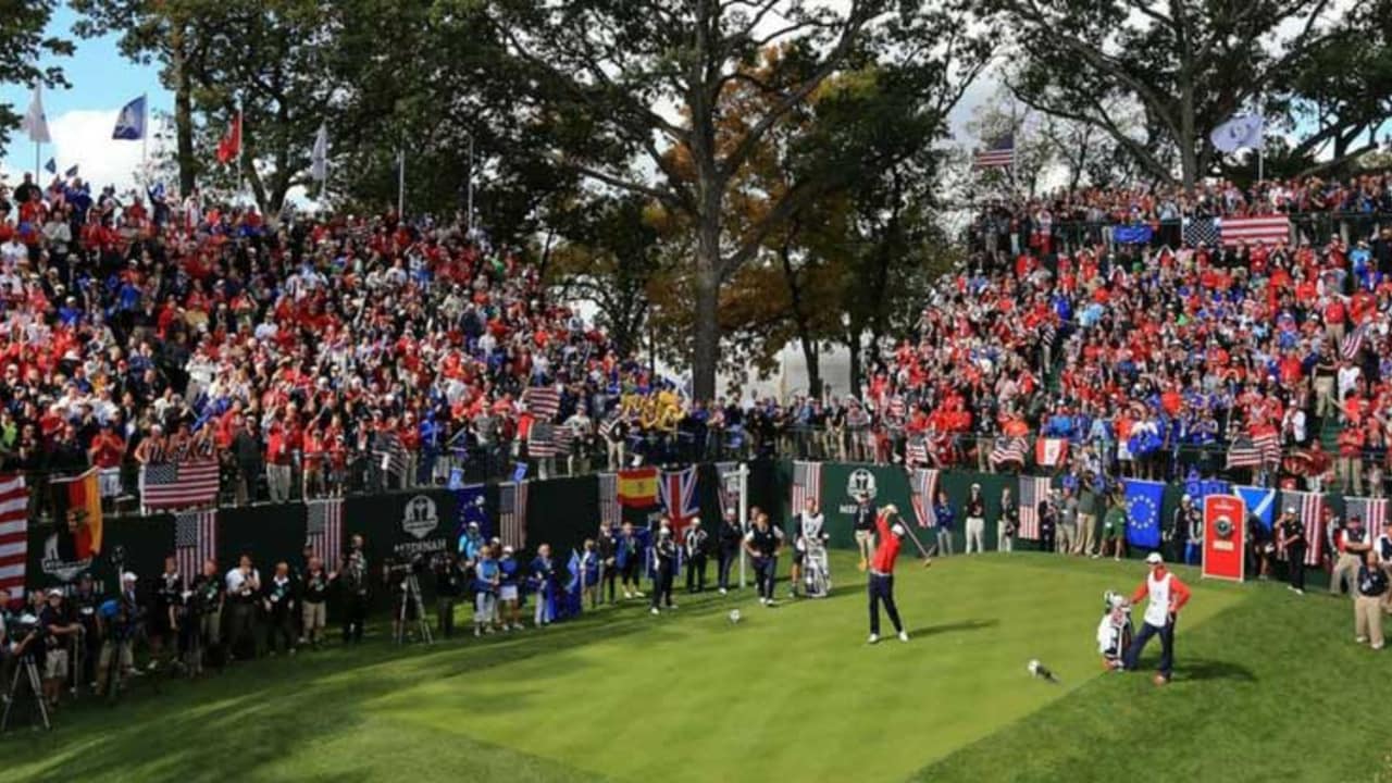 Auf dem Le Golf National in Paris wird die größte Tribüne der Ryder Cup Geschichte erbaut. (Foto: Twitter@RyderCupEurope)