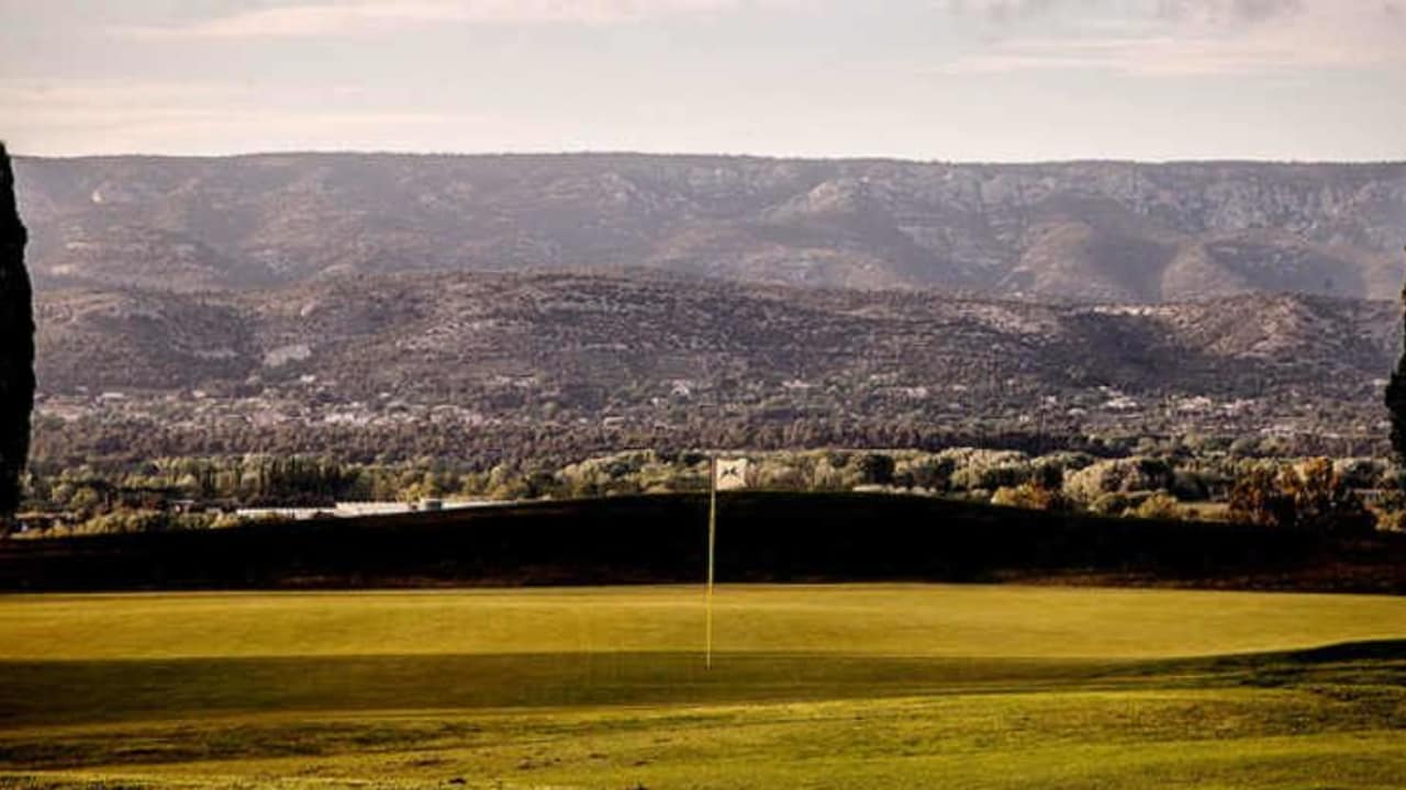 Das 7. Grün des Golf International Pont Royal - Ballesteros Kurses in der Abenddämmerung. (Foto: The Azalea Group)