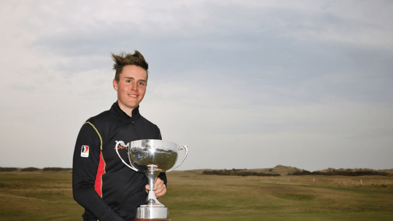 Ein glücklicher Patrick Schmücking nach dem Sieg bei der Scottish Boys' Open 2018. (Foto: Twitter/@ScottishGolf)