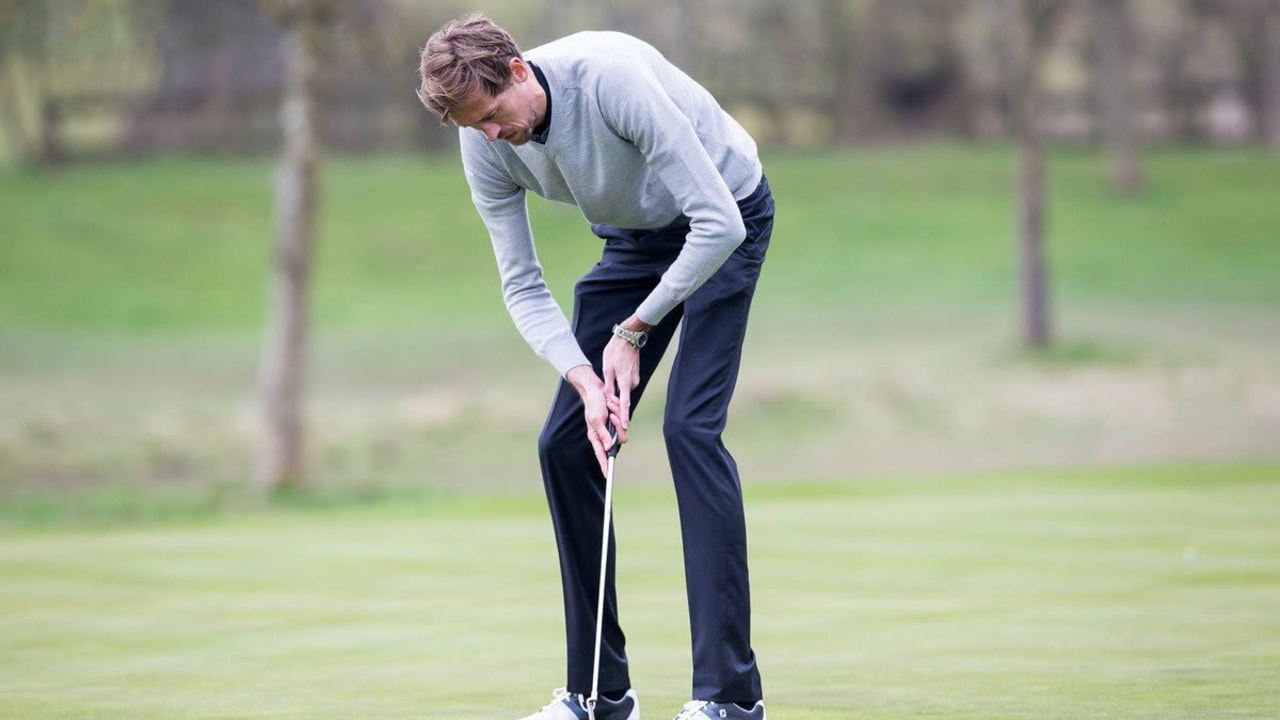 Peter Crouch mit dem Versuch seinen Putt zu lochen - komfortabel sieht die Haltung allerdings nicht aus. (Foto: twitter.com / bickstoke)