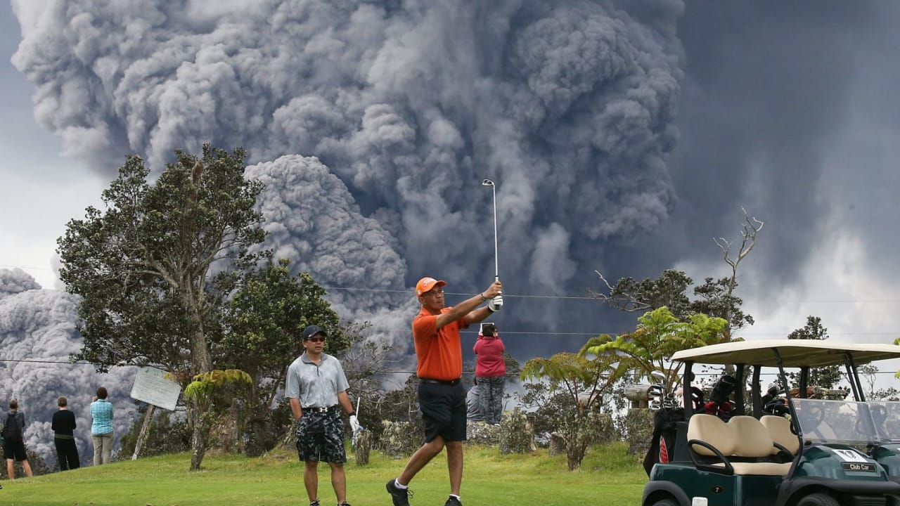 Dieser Golfer auf Hawaii lässt sich auch von einem ausbrechenden Vulkan nicht bei seiner Runde stören. (Foto: Getty)
