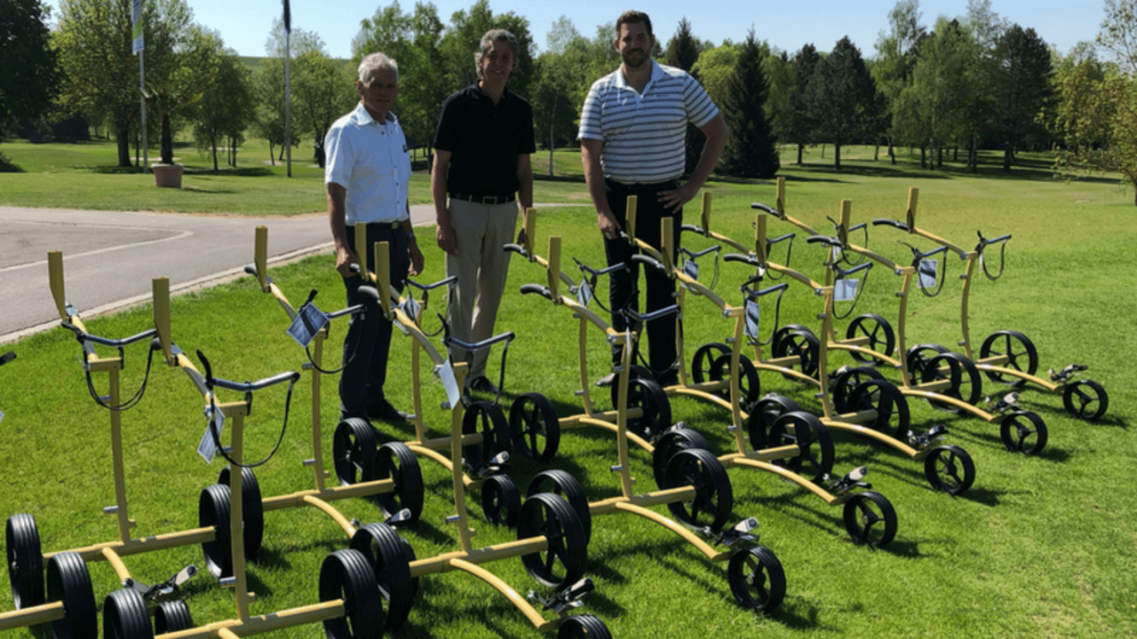 Kiffe Geschäftsführer Thorsten Kück (Mitte) übergibt 15 Verleihtrolleys an die Heads of Golf im Öschberghof, Paul Gremmelspacher (links) und Dominik Maucher (rechts). (Foto: Kiffe)