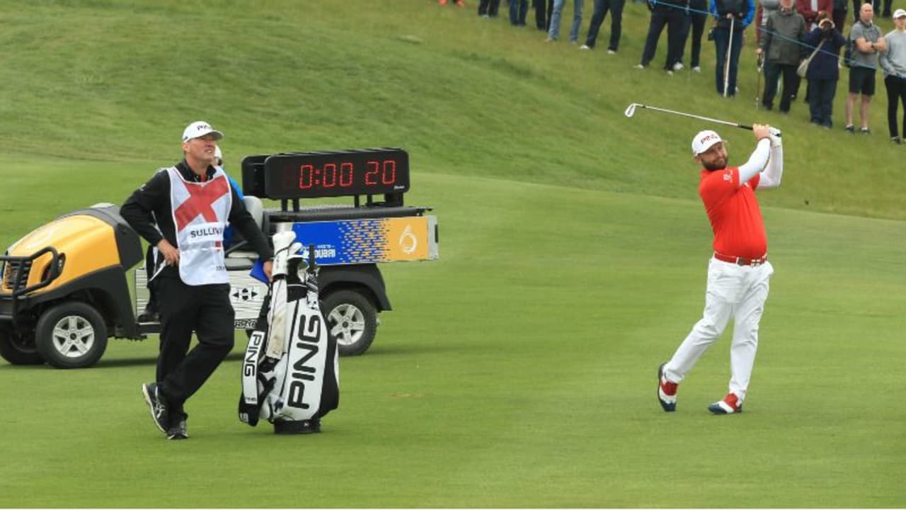 Beim GolfSixes wurde die Shot Clock an einem Loch schon getestet. Ab Donnerstag wird jeder Spieler bei jedem Schlag eine Solche Uhr hinter sich haben. (Foto: Getty)