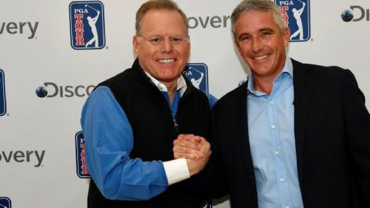 Discovery CEO David Zaslav (li.) zusammen mit PGA TOUR Commissioner Jay Monahan (re.), nach erfolgreichem Abschluss des Deals. (Foto: twitter.com / @33signals)