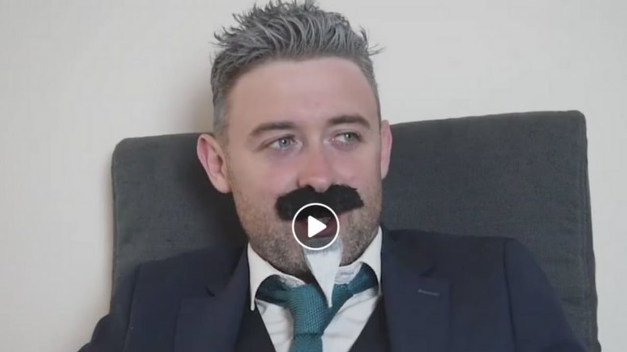 David Feherty alias Connor Moore mimt nach dem Aus von Sergio Garcia und Ian Poulter bei der Open Championship 2018 den Psychiater. (Foto: facebook.com/GolfChannel)