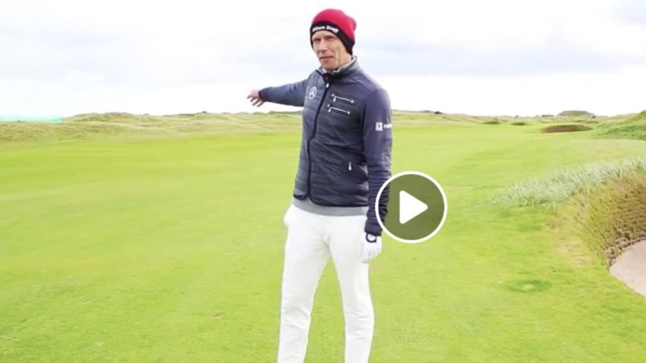Marcel Siem auf dem Fairway von Loch 2 des Carnoustie Golf Links. Der deutsche Profi gibt Tipps, wie man den Platz bezwingt. (Foto: Facebook/@MercedesBenzGolf)