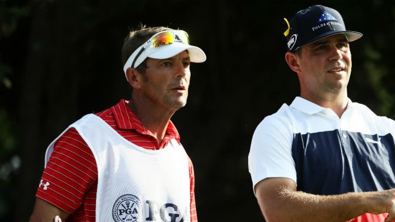 Gary Woodland mit seinem Caddie bei der PGA Championship 2018. (Foto: Getty)