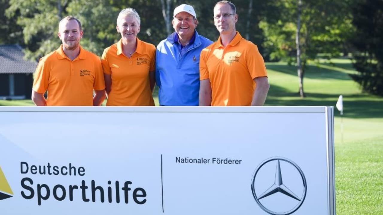Richard Stowasser (blaues Poloshirt) aus der Golf Post Community mit seinem