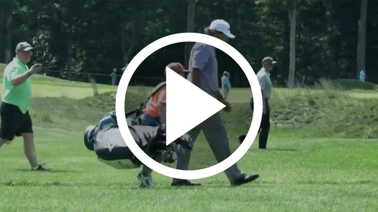 Golf Video Phil Mickelson mit jungem Fan als Caddie
