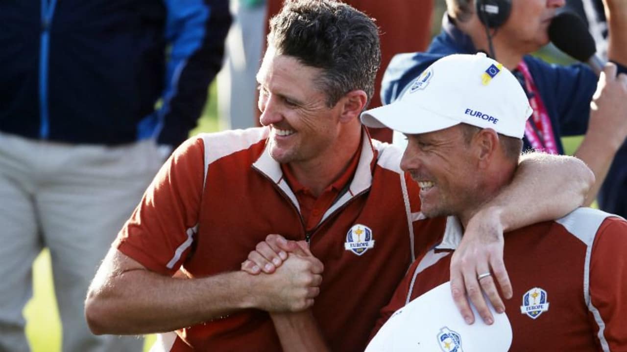 Justin Rose und Henrik Stenson erleichtert nach ihrem Match-Sieg beim Ryder Cup 2018. (Foto: Getty)