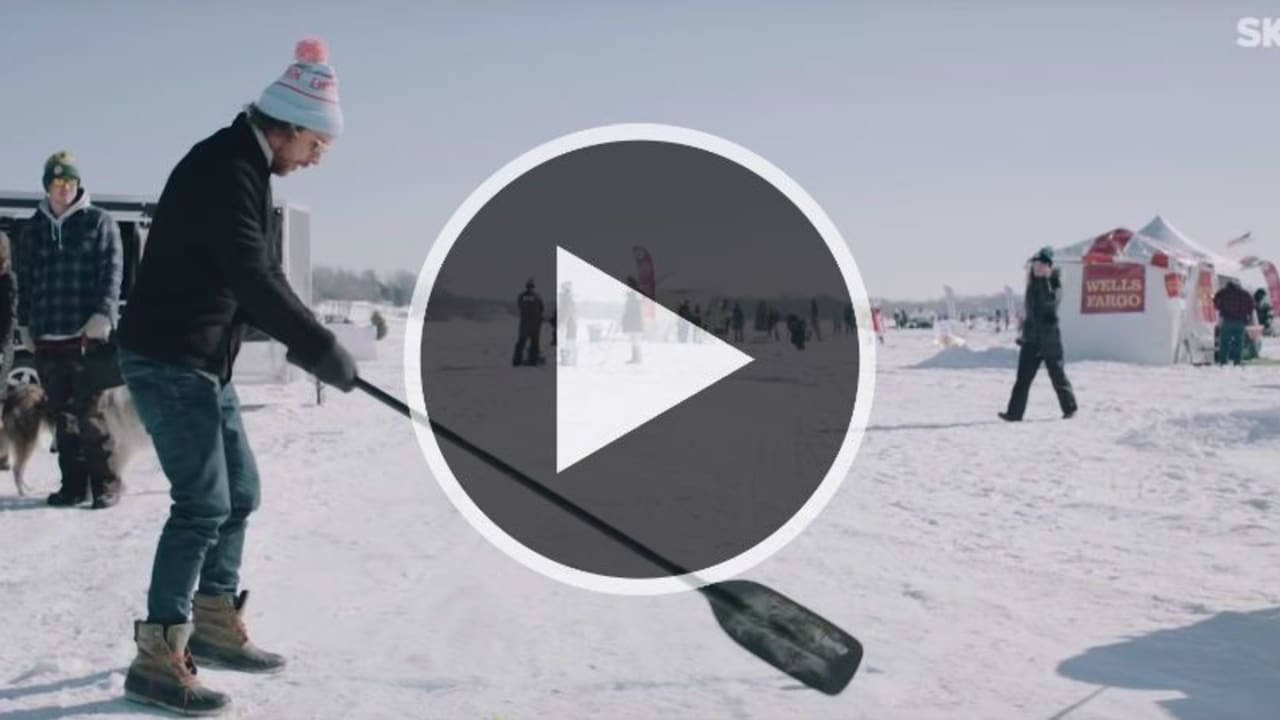 Erik Anders Lang versucht in der dritten Staffel Adventures in Golf, bei der Chilly Open mit einem Paddel abzuschlagen. (Screenshot: Youtube.com/@Skratch)