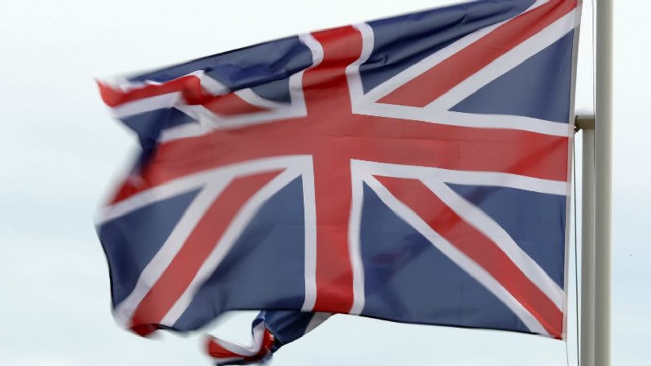 Die britische Flagge flattert im heftigen Wind beim British Masters der European Tour. (Foto: Getty)