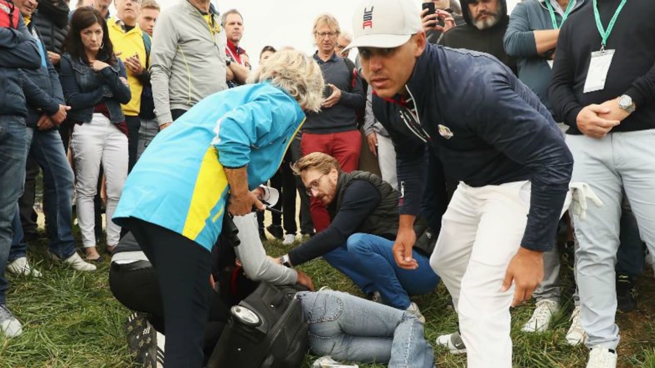Brooks Koepka erkundigt sich nach der Zuschauerin, die er mit seinem Abschlag im Gesicht traf. (Foto: Getty)