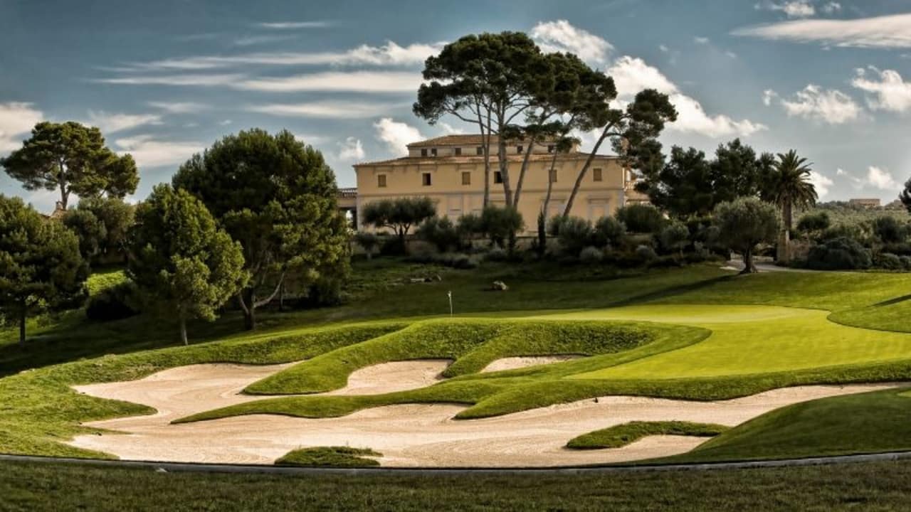 Ein Par 3 wie aus dem Bilderbuch - mit dem Palacio im Hintergrund und einem Bunker, der auf zu kurze Abschläge wartet. (Foto: Son Gual)