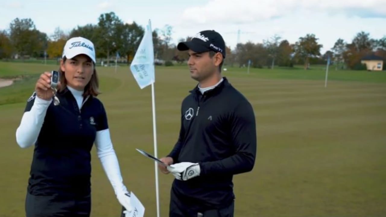 Karolin Lampert und Moritz Lampert verlosen die Jahrespreise für den Mercedes-Benz After Work Golf Cup. (Foto: Facebook.com/@MBAWGC)
