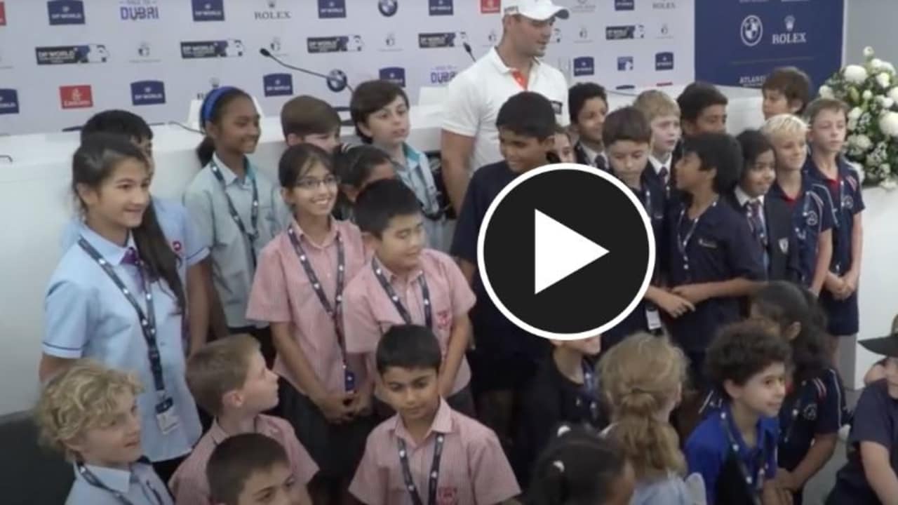 Martin Kaymer mit seinen jüngsten Fans bei der Pressekonferenz. (Foto: Facebook/@MartinKaymer)