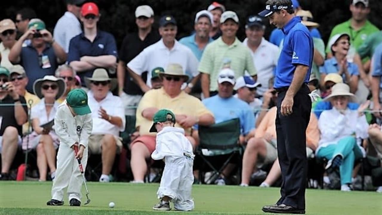 Generationswechsel im Golf. Der US-Amerikaner Mark Wilson spielt mit seinen Söhnen beim Masters in Augusta (2012). (Foto: Getty)