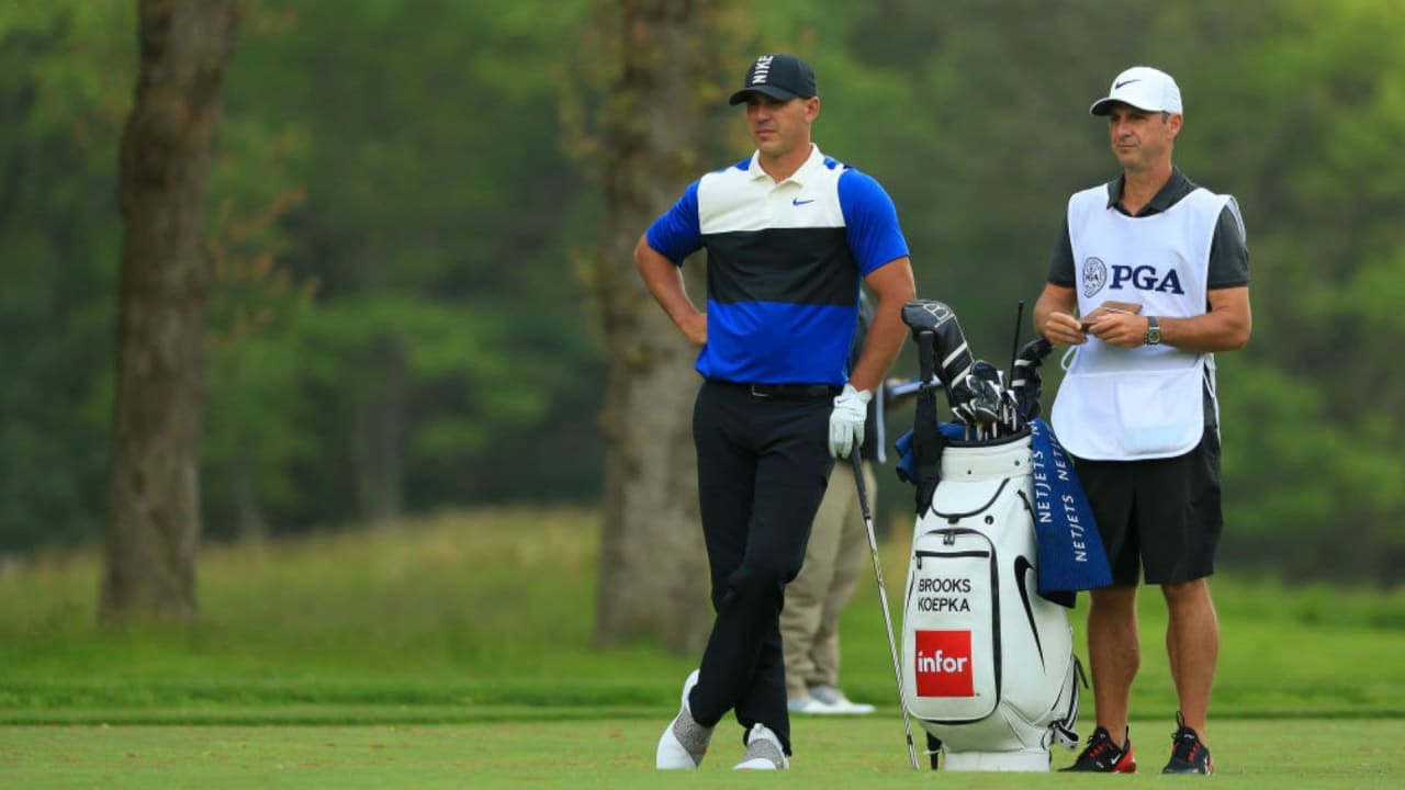 Brooks Koepka gemeinsam mit seinem Caddie auf dem Bethpage Black Course. (Foto: Getty)