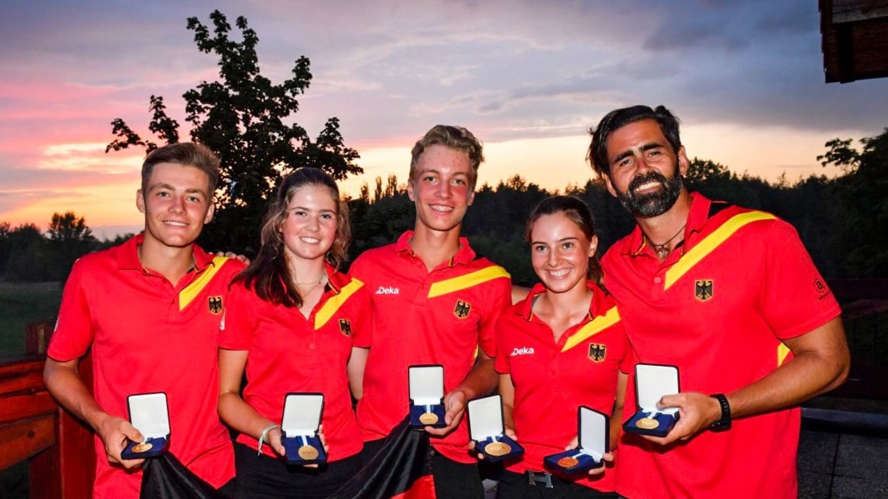 Das Junior Team Germany macht die Sensation perfekt und sichert sich den Sieg beim prestigereichen European Young Masters (von links: Yannick Malik, Magdalena Maier, Tiger Christensen, Paula Schulz-Hanßen und Athletik-Bundestrainer Christian Marysko, Foto: EGA/Zdenek Sluka)