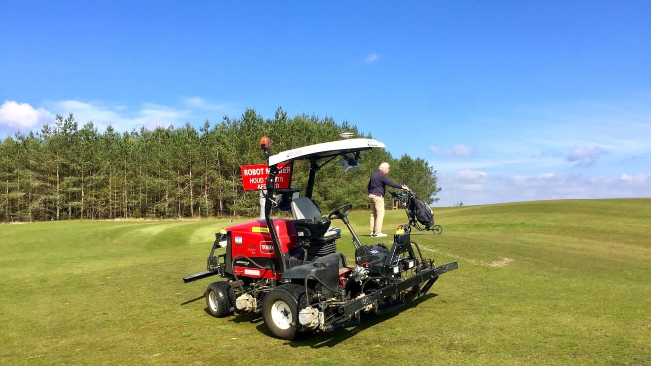Kollege Maschine bei der Arbeit: Auf dem Golfkurs The Links Valley in Ermelo/Niederlande ist ein autonomer Fairway-Mäher im Einsatz. (Foto: MichaelF. Basche)