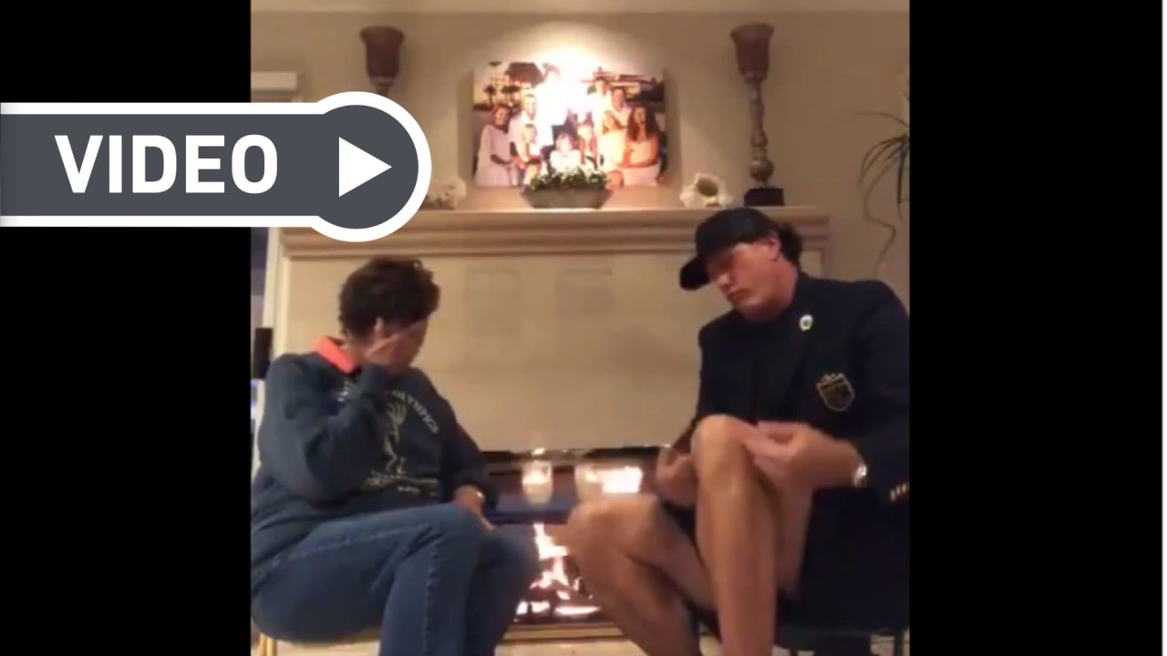 Phil Mickelson begrüßt seine Mutter als besonderen Gast bei
