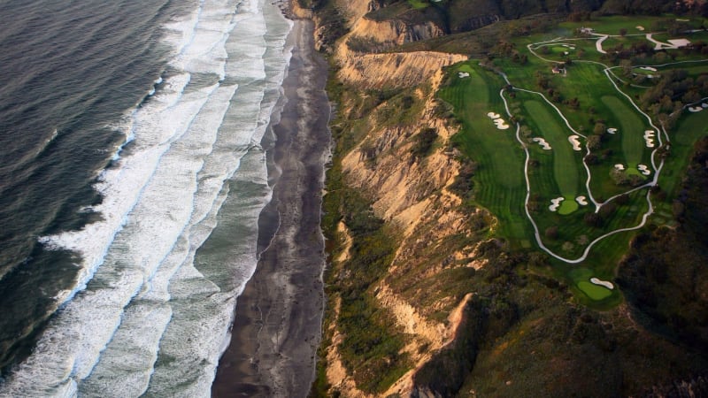 Gorgeous views and ocean waves in Torrey Pines on the PGA Tour 2022