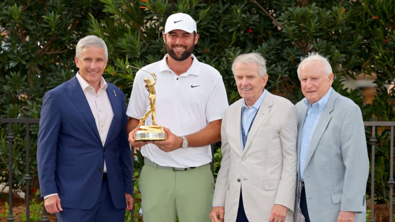 Scottie Scheffler strahlt nach...