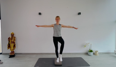 Für diese Übung kannst Du auch ein Balancepad, ein Kissen, oder eine andere unebene Unterlage verwenden. Stell dich mit einem Bein auf das Pad (oder Kissen etc.) und versuche für ca. 30 Sekunden stabil stehen zu bleiben. Nimm gerne deine Arme als Gleichgewichtshilfe dazu. Wechsle anschließend das Bein. Auch hier kannst Du die Schwierigkeit steigern, indem Du die Augen schließt.