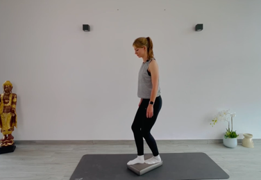 Für diese Übung kannst Du ein Balancepad, ein Kissen, oder eine andere unebene Unterlage verwenden. Stelle dich mit einem Bein auf das Pad (oder Kissen etc.) und versuche für ca. 30 Sekunden stabil stehen zu bleiben. Nimm gerne deine Arme als Gleichgewichtshilfe dazu. Wechsle anschließend das Bein. Auch hier kannst Du die Schwierigkeit steigern, indem Du die Augen schließt.