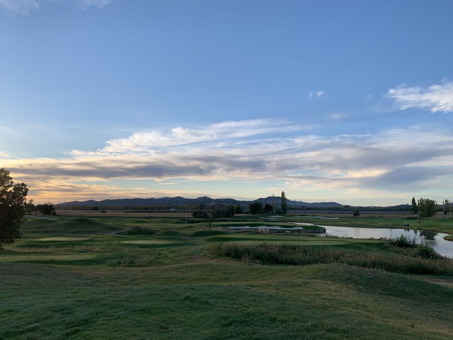 View from the tee boxes on Hole 1 Par 4, Hcp 9 of 355m.