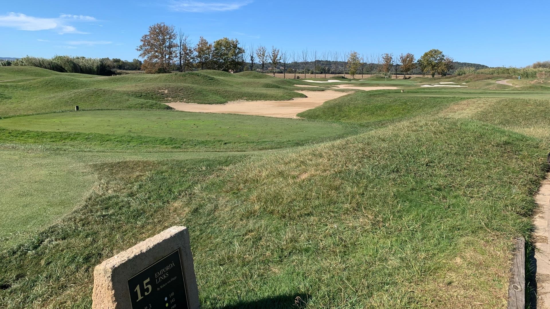 A view from the white tees of hole 15 Par 3, Hcp 18 of 141m at the Links Course.