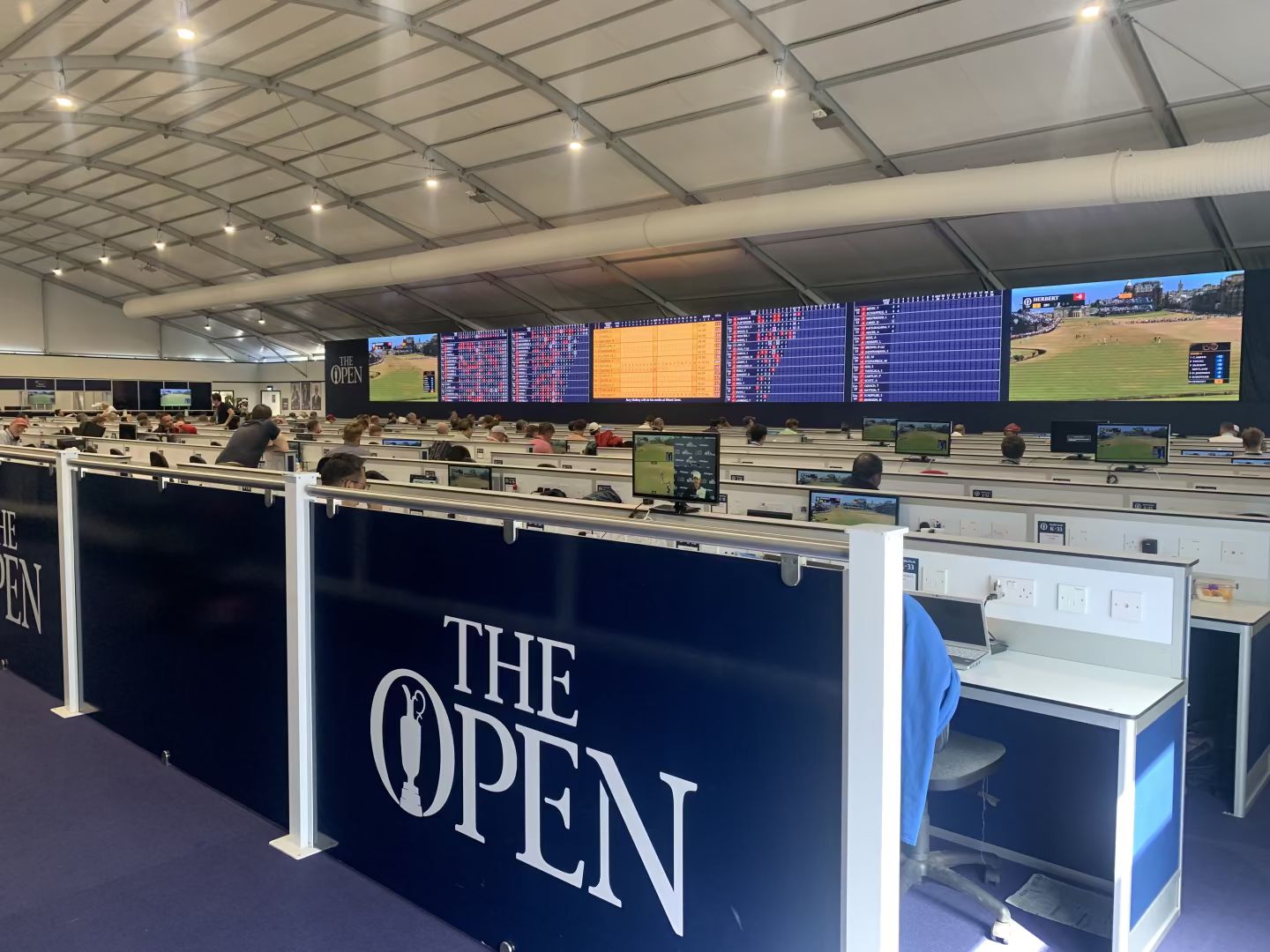 Mein Arbeitsplatz in der Open-Woche: Das Media Center bei der Open Championship.