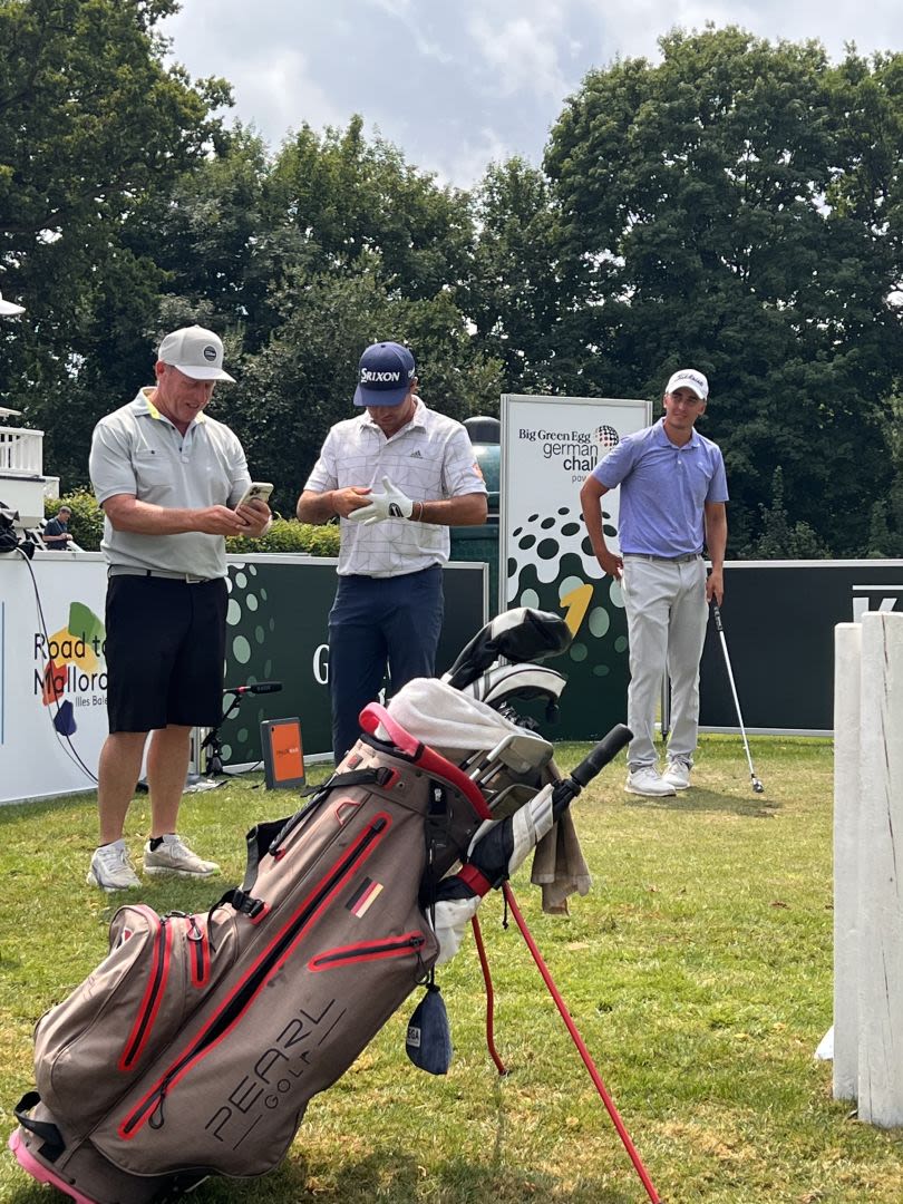 Marc Hammer (rechts), der mit zwei Back-to-back-wins (ProGolf Tour und Challenge Tour) im Gepäck anreiste, und Ted Long (ganz links), der ihn heute am Bag unterstützte. (Alle Fotos: Claudia Salowski)