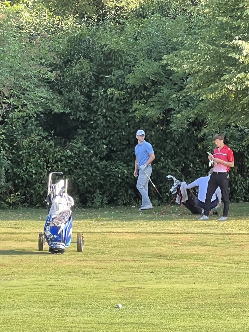 Nick Bachems (links) Teeshots fanden sich heute immer mal in etwas schwierigerer Lage, was jedoch dem Spaß und der soliden Runde (70) keinen Abbruch tat. (Alle Fotos: Claudia Salowski)