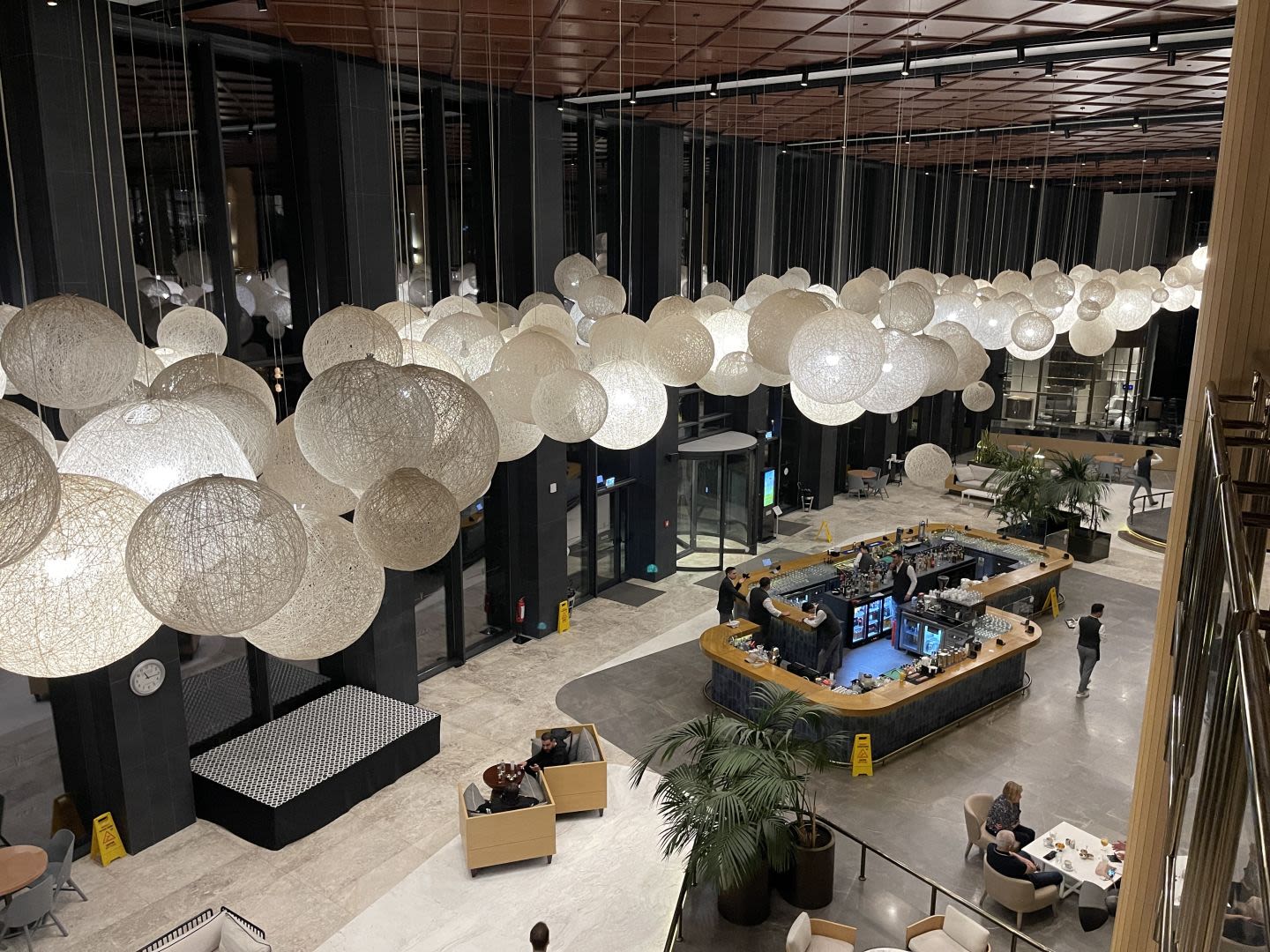 Eine der diversen Bars im Hotel - natürlich AI