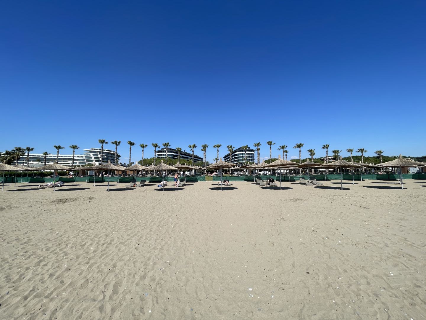 Weitläufiger, sauberer Strand des Hotels