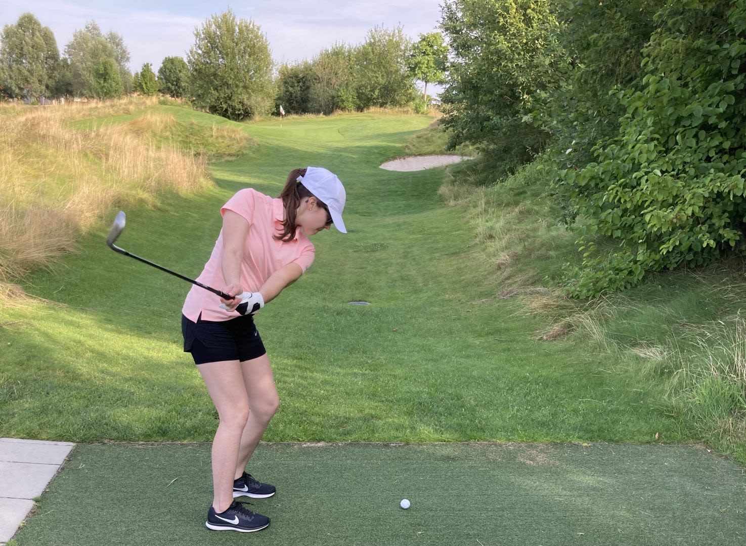 Bettina beim Abschlag im Kölner Golfclub