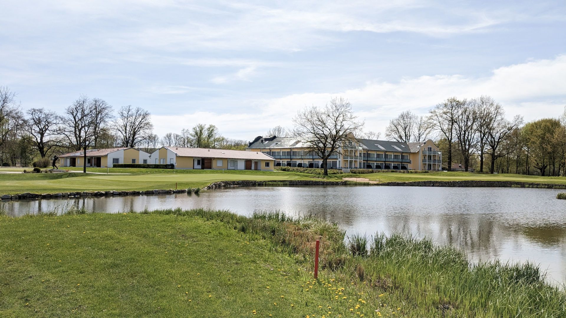 Blick auf das Green 18 und 9 und das Gutshof Penning