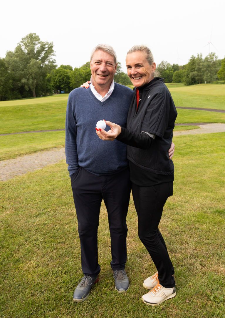 Die Gewinner der Golfpost-Bälle beim Charity-Turnier der " Golffreunde" im GSC Rheine - Mesum: Stella Niehörster vom GC Unna-Fröndenberg und HP Bergstein vom GC Schwarze Heide in Bottrop. (Foto: Gaby Mischke)