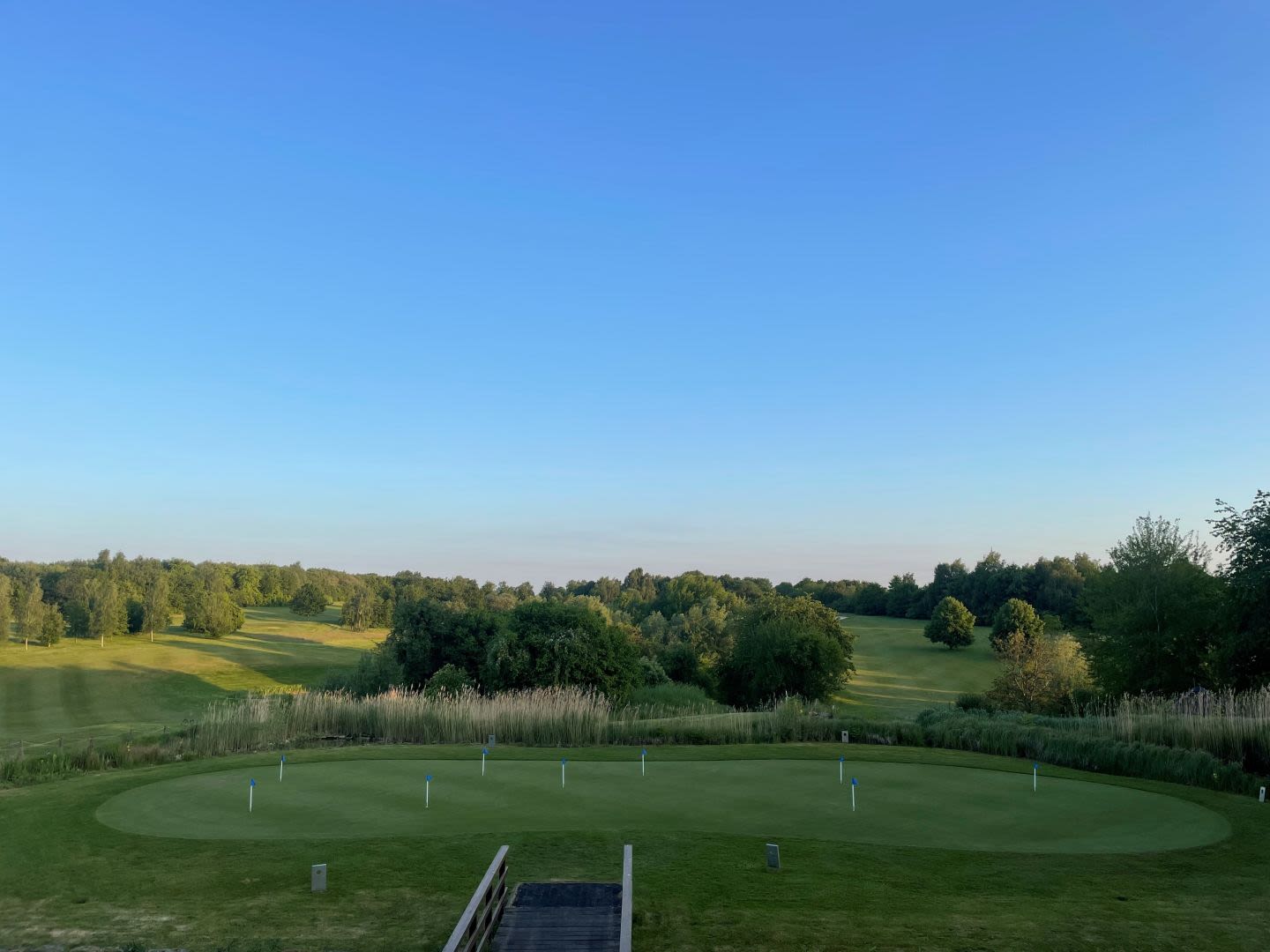 Vor der Clubhaus Terrasse hat man einen sehr schönen Blick auf den ersten Abschlag des Nordkurses (rechts) und das 18. Grün des Südkurses (links)