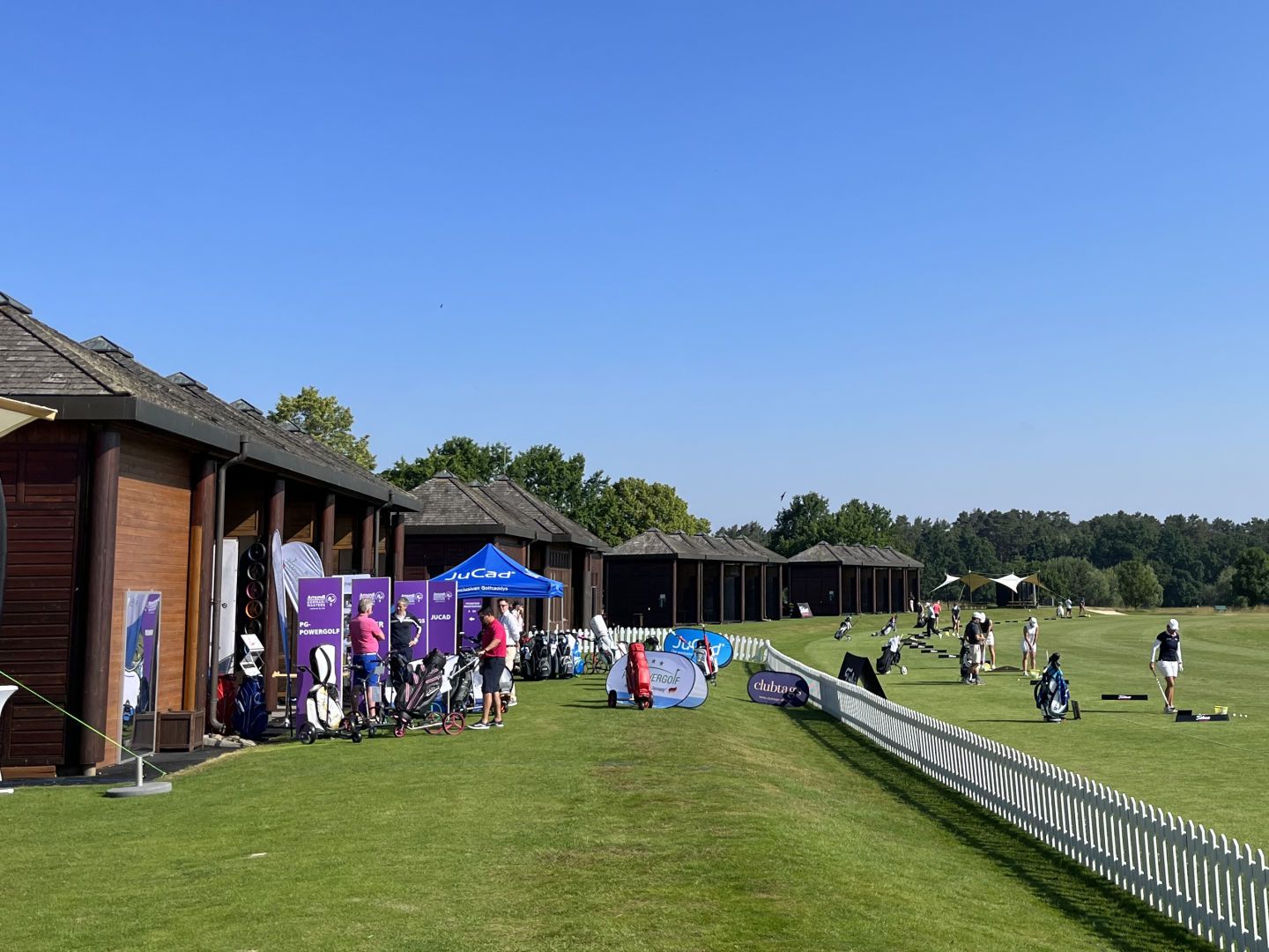 Driving Range mit einigen Equipment-Herstellern