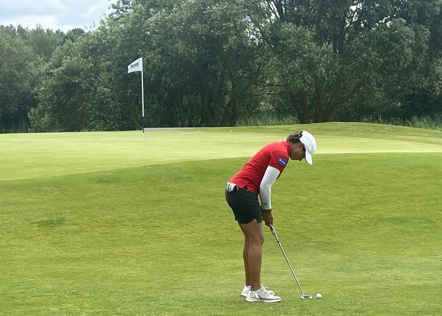 Texas Wedge: Carmen Alonso mit dem Putter aus dem Vorgrün zum Birdie.